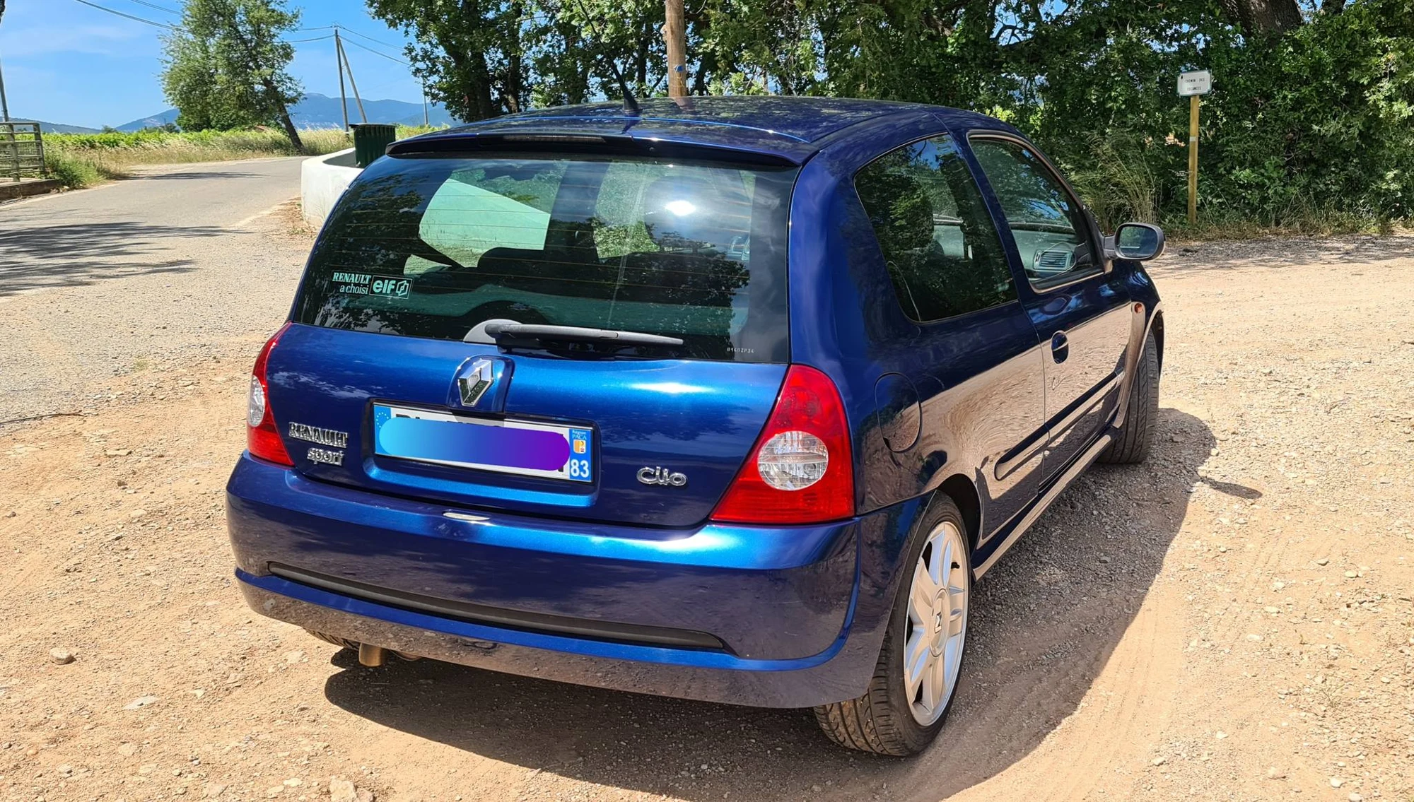 Trois quarts arrière de la Clio RS Bleu Méthyl